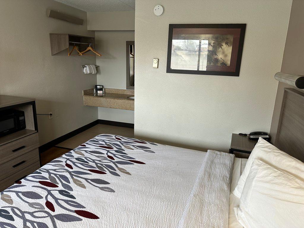 Red Roof Inn Detroit - Royal Oak/מדיסון הייטס מראה חיצוני תמונה