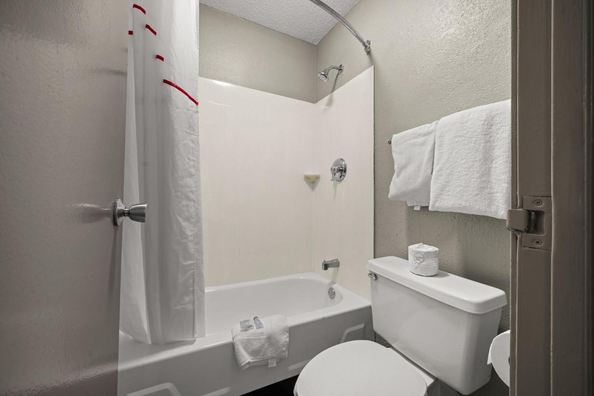 Red Roof Inn Detroit - Royal Oak/מדיסון הייטס מראה חיצוני תמונה