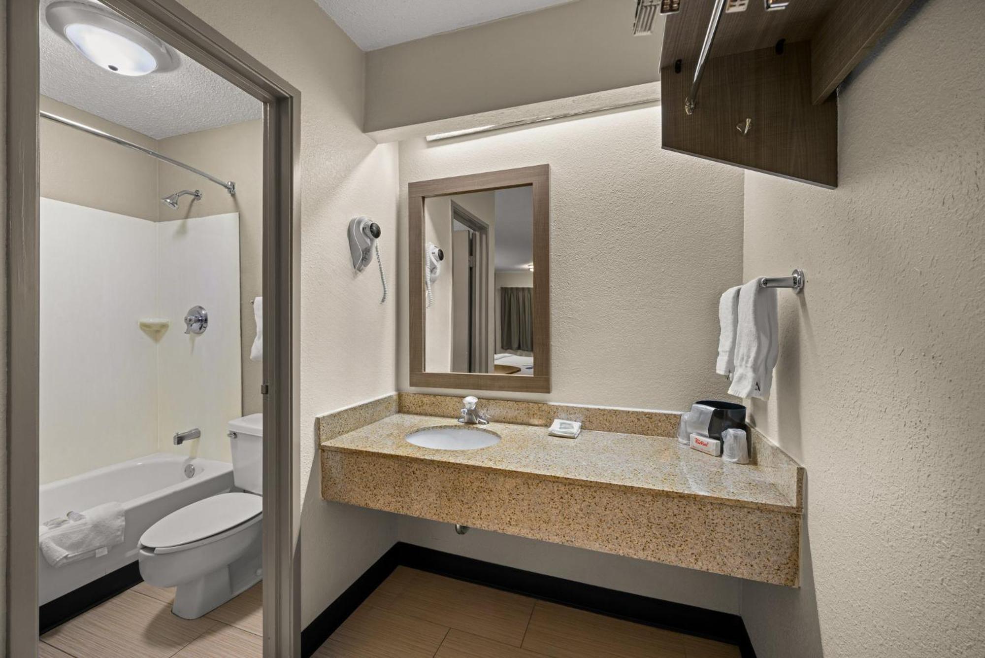 Red Roof Inn Detroit - Royal Oak/מדיסון הייטס מראה חיצוני תמונה