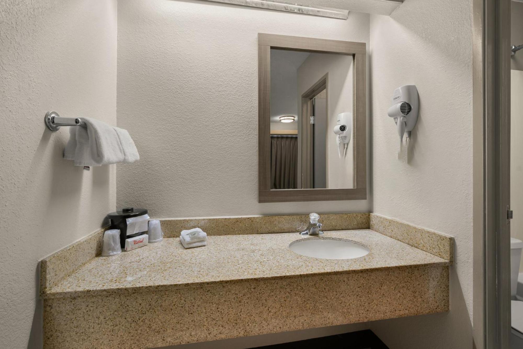 Red Roof Inn Detroit - Royal Oak/מדיסון הייטס מראה חיצוני תמונה