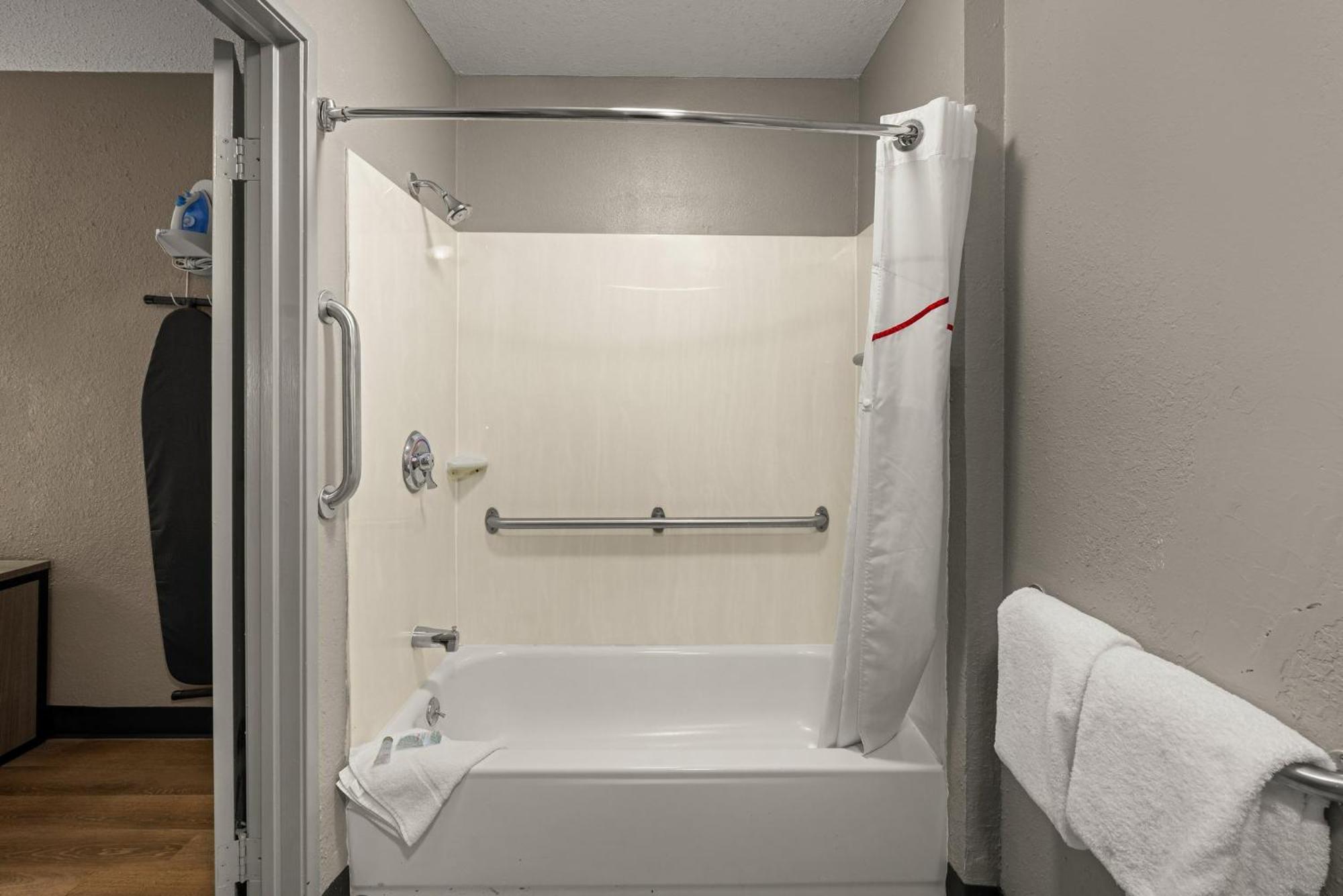 Red Roof Inn Detroit - Royal Oak/מדיסון הייטס מראה חיצוני תמונה