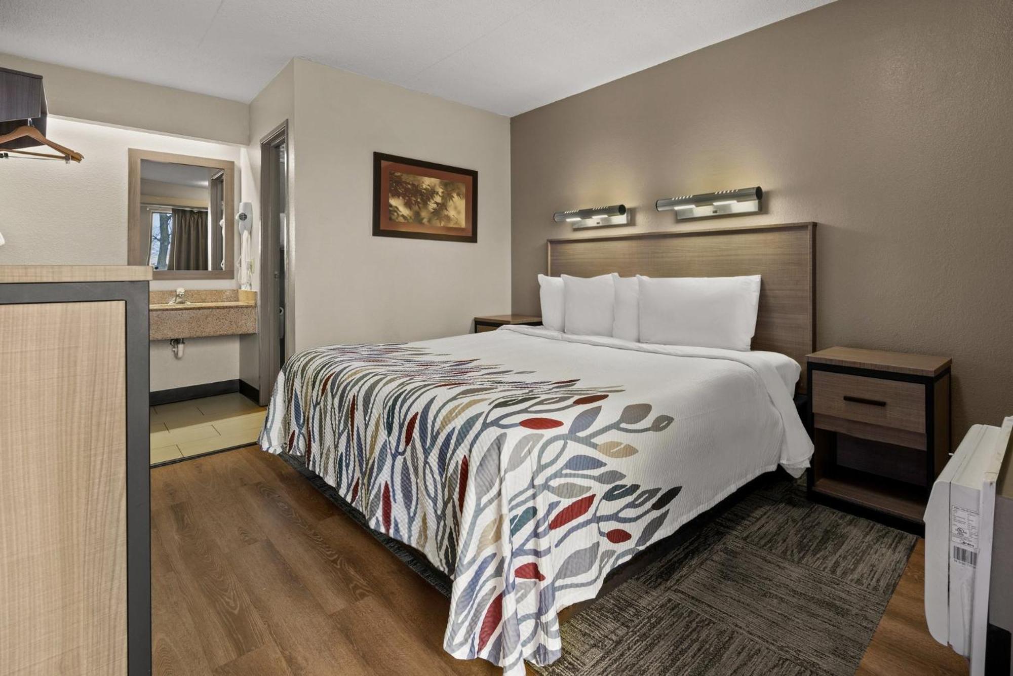 Red Roof Inn Detroit - Royal Oak/מדיסון הייטס מראה חיצוני תמונה